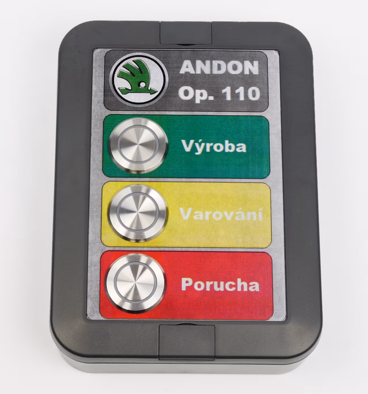 Urządzenie Škoda Andon zbudowane z zestawu IoT BLOX z trzema oznaczonymi kolorami przyciskami