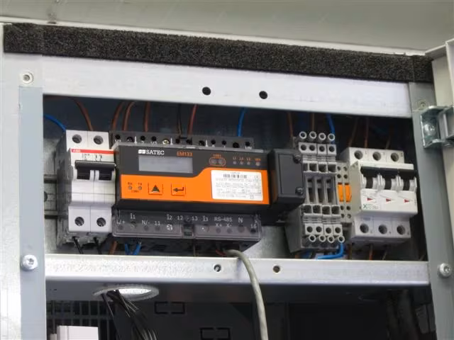 Przemysłowy licznik SATEC EM133 połączony z CHESTER IoT Hub przez RS-485